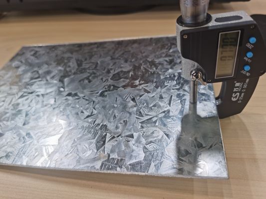 20-275g/m2 진크로 코팅 된 진료 스틸 코일 SGCC DX51D GI 코일 길이 고객의 요청 스판글 중간