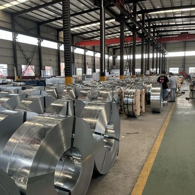 600mm ~ 1500mm 너비 전철 철강 엽은 코일 꽉 단단 DX51D ± 1% 관용 0.4mm 0.5mm 0.6mm 두께